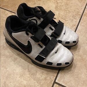 Nike ROMALEOS 2 Men Shoes Size 10 White Black Power Bridge.
